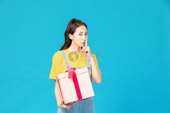 年轻女性手拿礼物盒图片