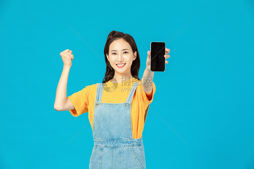 活力时尚少女展示手机加油手势图片