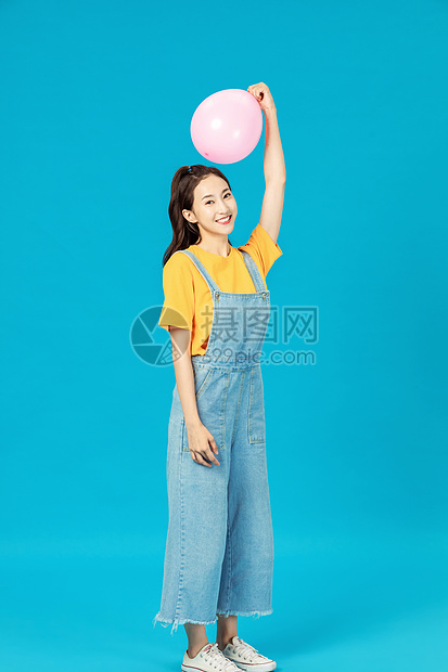 活力时尚少女手持气球图片