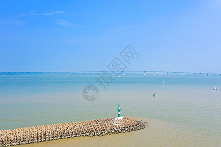 珠海灯塔广东珠海遥看港珠澳大桥背景