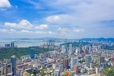 蓝天白云绿草地蓝天白云下的广东珠海城市建筑背景