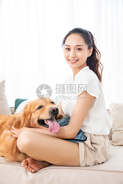 美女与宠物金毛犬相伴图片