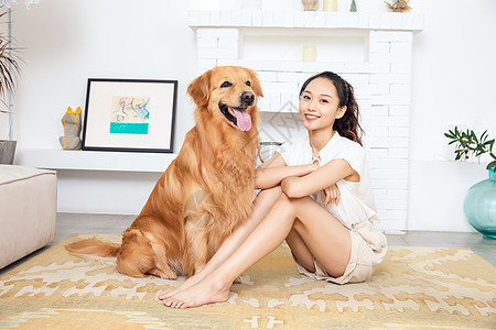 年轻美女和金毛犬快乐相伴图片