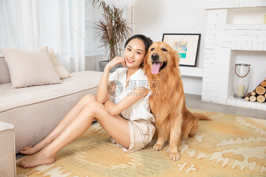 年轻美女和金毛犬快乐相伴图片