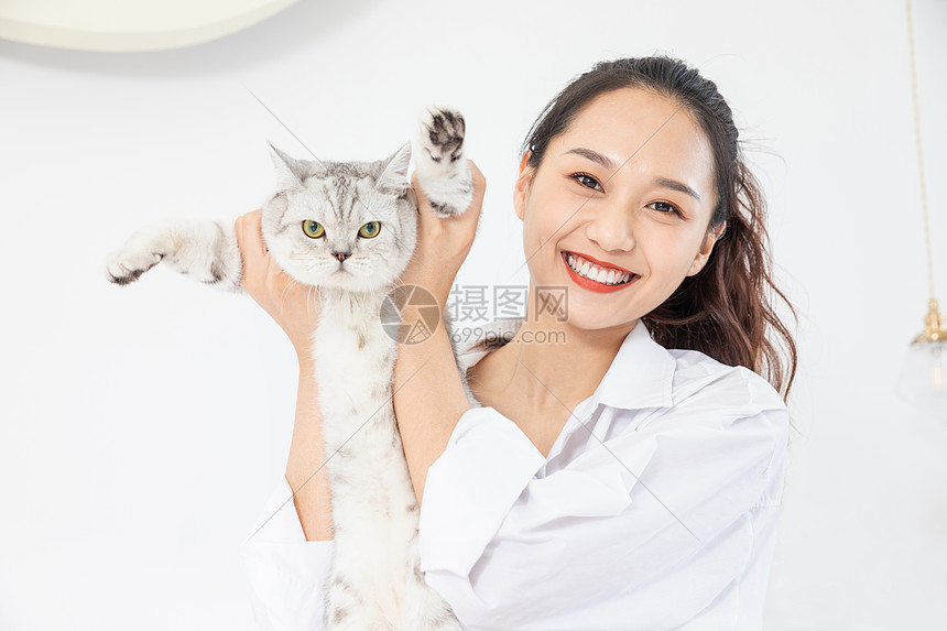 美女抱着宠物猫图片