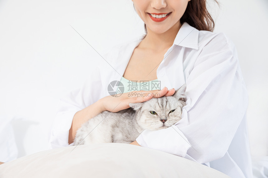 美女抱着宠物猫图片