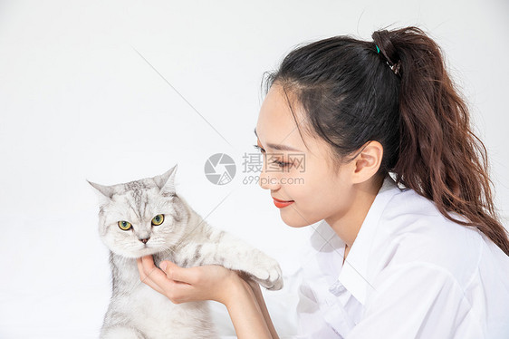 美女和宠物猫相伴图片