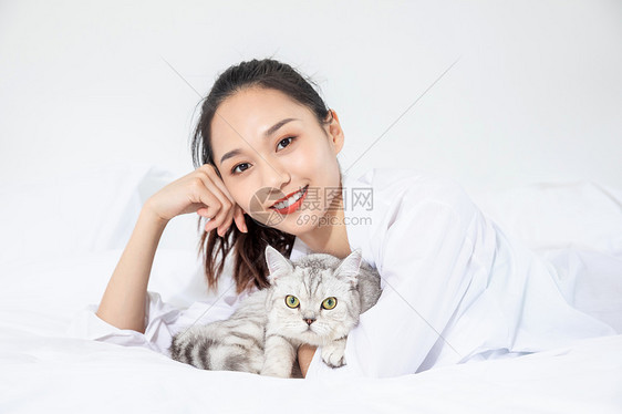 美女抱着宠物猫图片