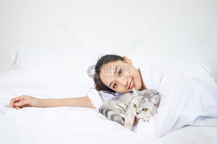 美女抱着宠物猫图片