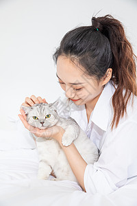 美女抱着宠物猫图片