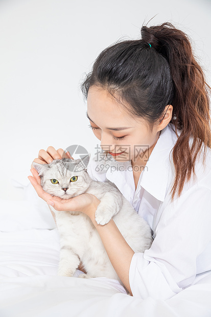 美女抱着宠物猫图片