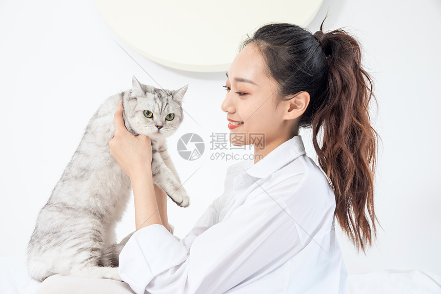 美女抱着宠物猫图片