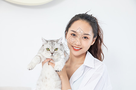 美女抱着宠物猫图片