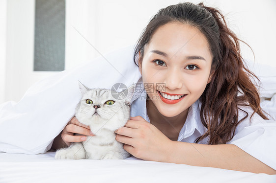 美女抱着宠物猫图片