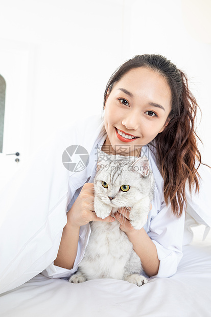 美女抱着宠物猫图片