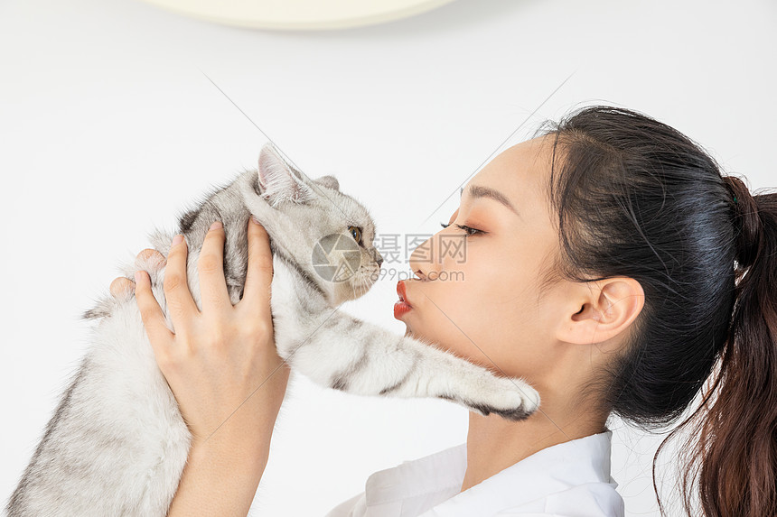 美女抱着宠物猫亲亲图片