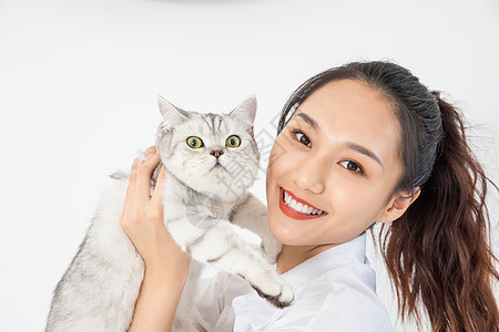 美女抱着宠物猫图片