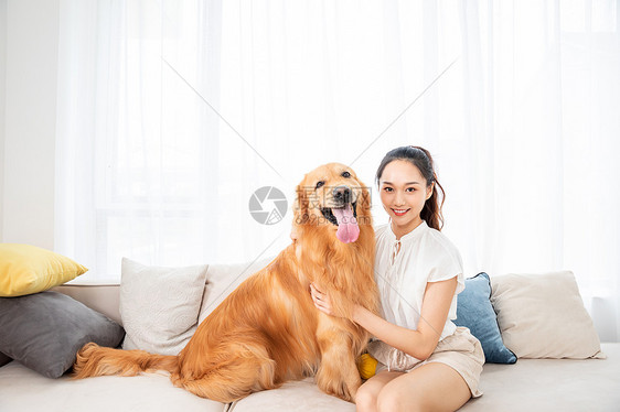 美女与宠物狗相伴图片