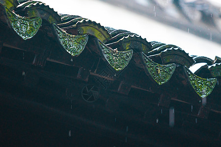 下雨天的屋檐图片