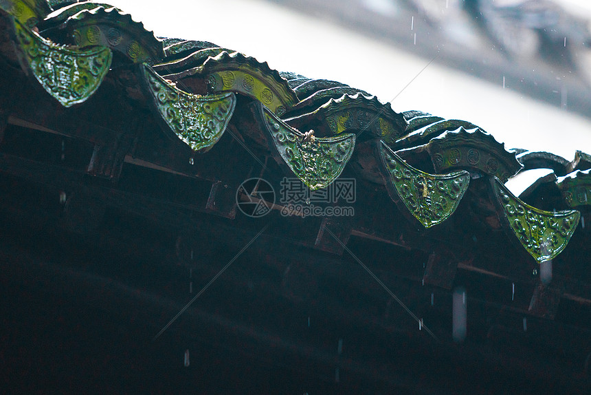 下雨天的屋檐图片