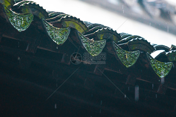 下雨天的屋檐图片