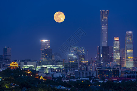 中秋节的北京国贸大厦与景山公园图片