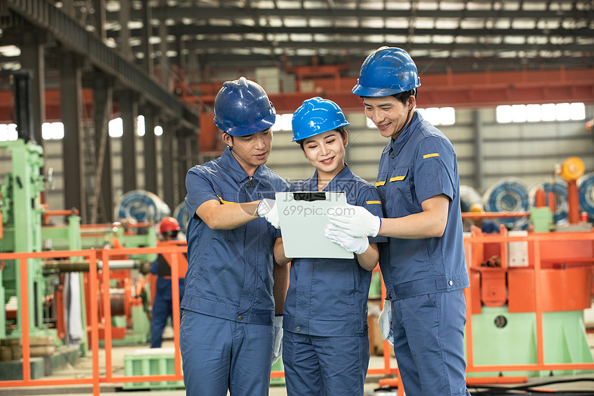 国企工人工程师工作交谈图片