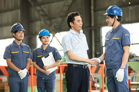 国企工厂工人工程师和领导握手背景图片