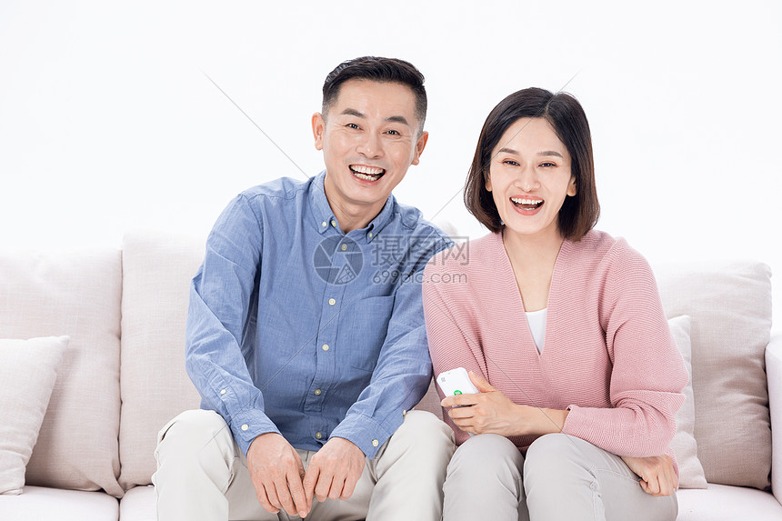 中年夫妇居家看电影高清图片下载 正版图片 摄图网 中年夫妇居家看电影高清图片下载 正版图片 摄图网