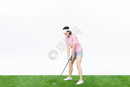 中年女性打高尔夫球高清图片