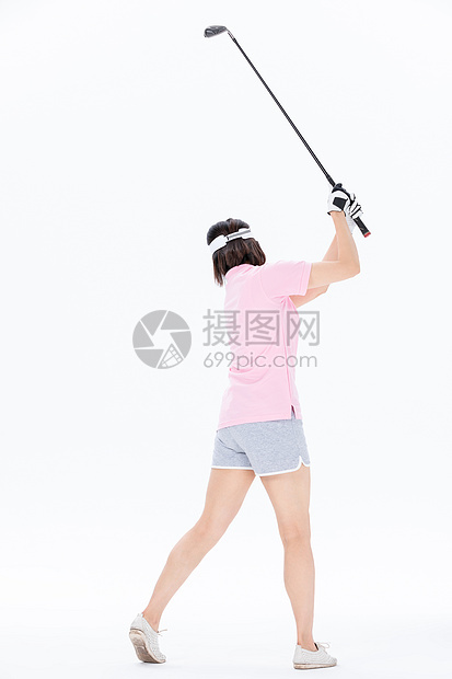 中年女性打高尔夫球背影图片