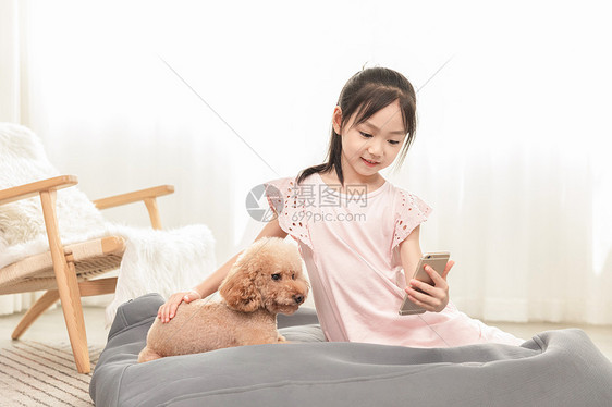 小女孩和狗狗一起自拍图片