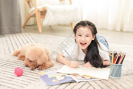 微笑的小女孩狗狗陪伴小女孩做作业背景