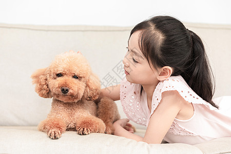 小女孩和狗狗玩耍图片