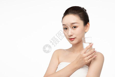 女性美容美妆喝水图片