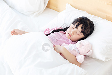 小女孩在床上睡觉图片