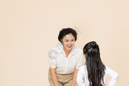 小女孩给奶奶送礼物图片