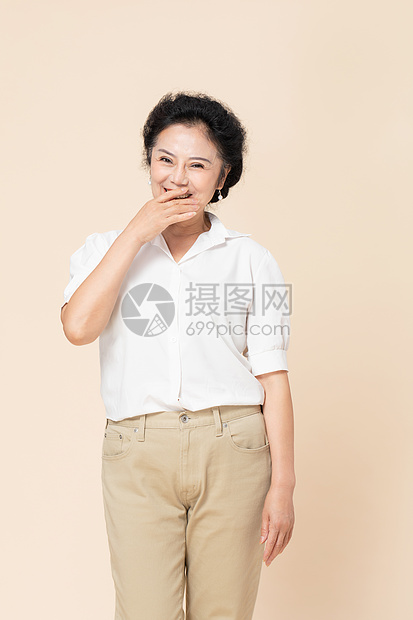 中老年女性偷笑高清图片下载 正版图片 摄图网 中老年女性偷笑高清图片下载 正版图片 摄图网