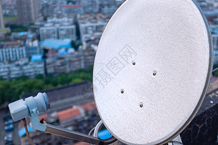 楼顶安装的卫星电视接收系统背景图片