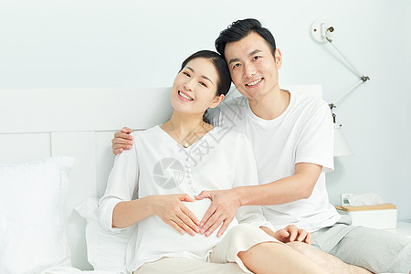孕妇和丈夫一起比爱心图片