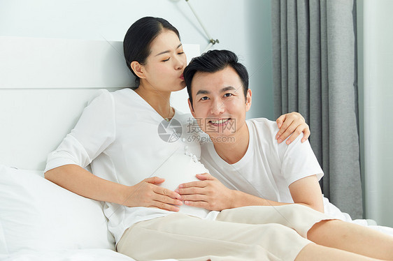 准爸爸听孕妇老婆胎动图片