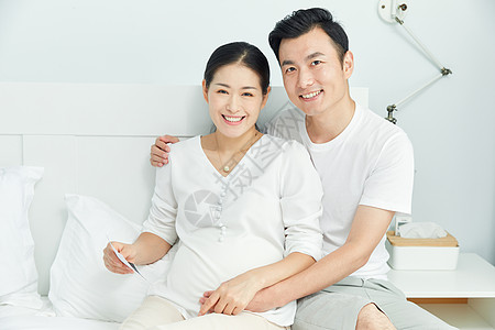 准爸爸准妈妈坐着一起看b超图片图片素材