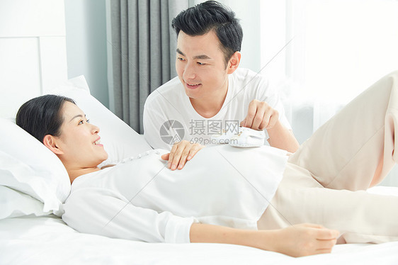 准爸爸拿宝宝鞋给孕妇老婆看图片