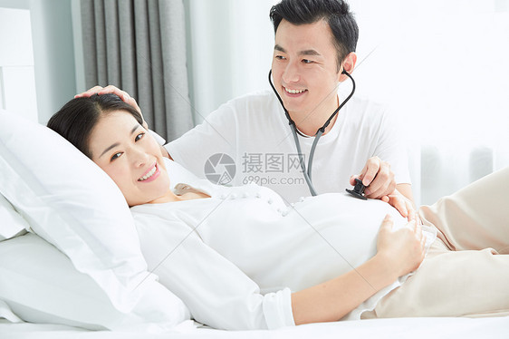 丈夫拿听诊器听孕妇老婆胎动图片