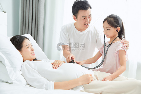 小女孩拿听诊器听孕妇妈妈胎动图片