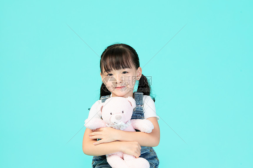 小女孩抱着玩具熊图片
