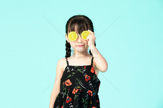 小女孩戴眼镜图片