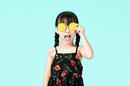 小女孩戴眼镜背景图片