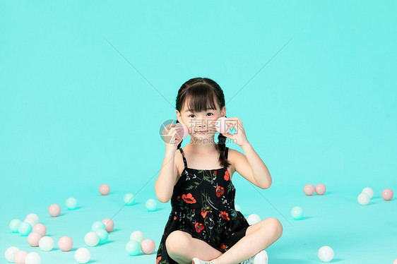 小女孩玩彩球图片