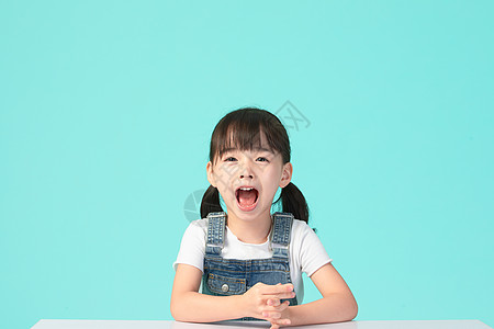 大笑小女孩图片